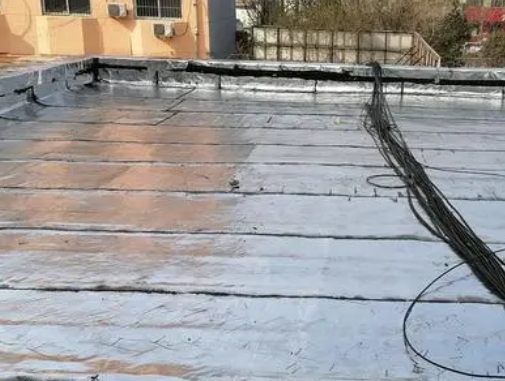 绍兴卫生间漏水维修公司分享下绍兴屋面楼顶防水刚性防水层施工要点。